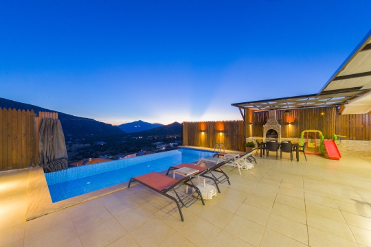 Villa Sidney 1’in akşam manzarasına açılan korunaklı özel havuzu ve geniş havuz başı güneşlenme alanı.