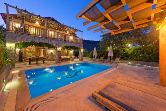 Villa Shila 2 özel yüzme havuzu ve jakuzi – Kayaköy’de muhafazakâr ailelere uygun, doğa manzaralı ve korunaklı lüks taş villa.