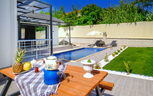 Villa Pra 2’de havuz kenarında keyifli kahvaltı ve oturma alanı