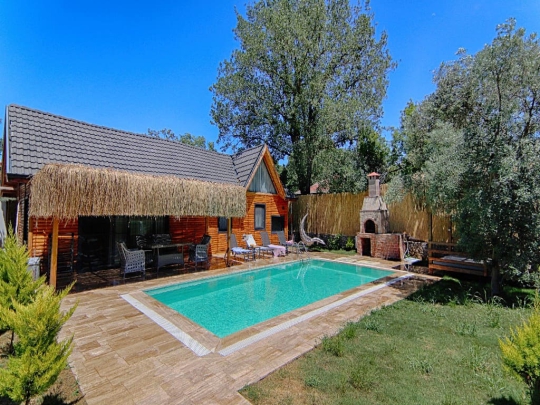 Fethiye Kayaköy Villa Dream 1'in özel havuzu, şezlong alanı ve huzurlu bahçe manzarası.