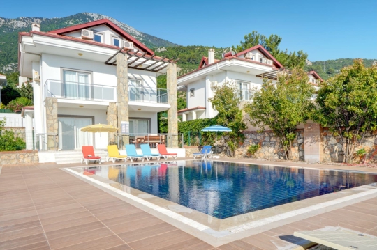 Fethiye Ovacık’ta Villa Limon 2’de şezlonglu havuz başında keyifli tatil