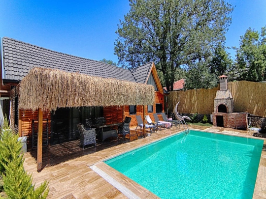 Fethiye Kayaköy'deki Villa Dream 1'in korunaklı özel havuzu, konforlu oturma alanı ve şık bahçe tasarımı.