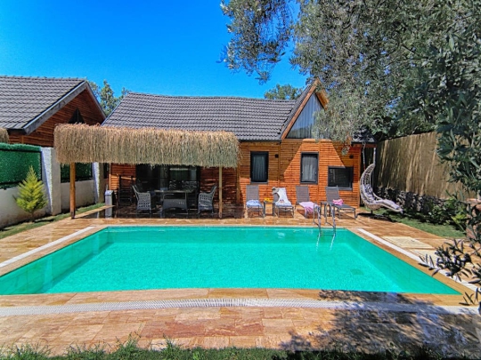 Dream 3 Villa Fethiye Kayaköy'de muhafazakâr ailelere özel korunaklı havuzu ve modern mimarisiyle dikkat çekiyor.