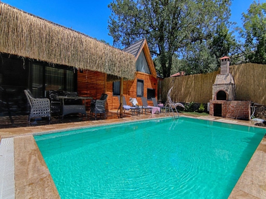 Villa Dream 1 Fethiye Kayaköy'de korunaklı 8x4 metre özel yüzme havuzu ve bohem mimarisiyle huzurlu tatil imkânı sunuyor.