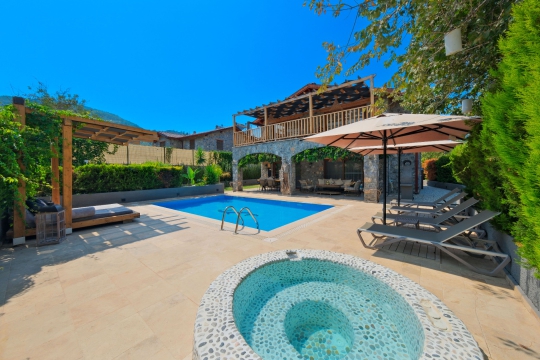 🌙 Villa Shila 2 gece görünümü – Fethiye Kayaköy’de özel havuz, jakuzi ve şık aydınlatmalarıyla romantik balayı tatilleri için ideal lüks villa.