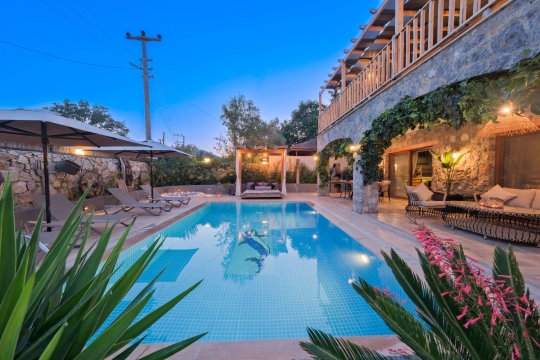 Fethiye Kayaköy’de geniş bahçesi, havuzu ve açık hava jakuzisiyle konforlu villa tatili.