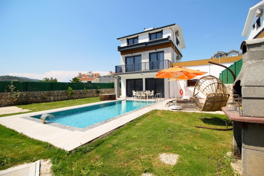 Özel havuz, yeşil bahçe ve modern villa tasarımı ile Boliv 1 Villa, Fethiye’de konforlu tatilin adresidir.