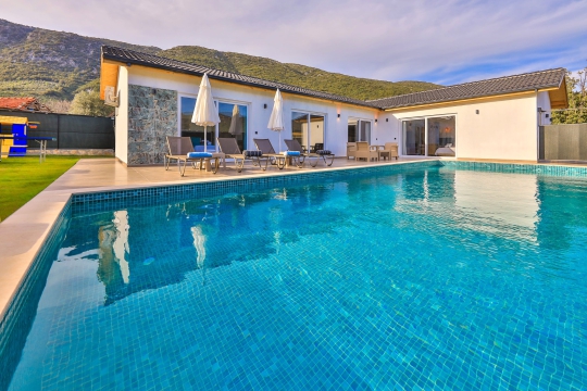 Villa Temu’nun özel yüzme havuzu ve güneşlenme alanı Kalkan kiralık villa
