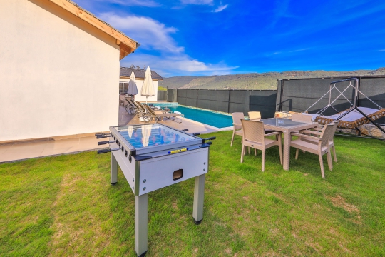 Sarıbelen’de doğa içinde konumlanan Villa Temu havuz başı keyif alanı