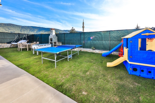 Villa Temu bahçesinde çocuk oyun alanı ve langırt ile eğlenceli tatil imkanı