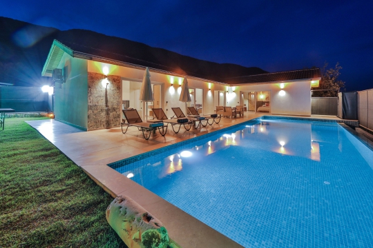 Kalkan Villa Temu gece aydınlatmalı özel havuz ve modern dış alan