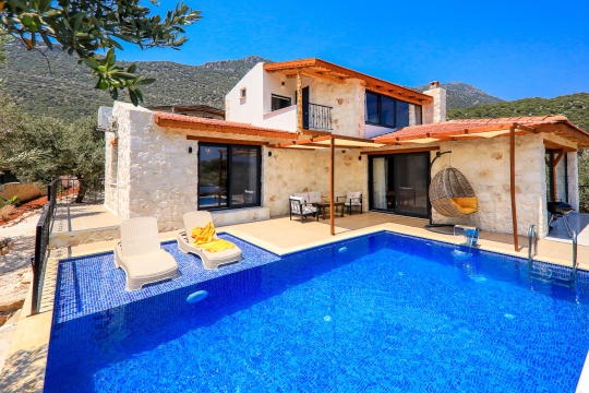 Kaş Sısla’da konumlanan Villa Onur’un özel havuzlu taş mimarili dış cephesi