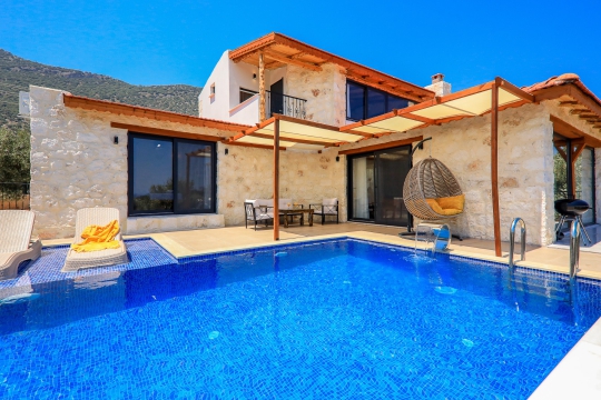 Villa Onur | Kaş Sısla’da Isıtmalı Havuzlu, Jakuzili, Engelli Dostu 2+1 Balayı Konseptli Kiralık Villa
