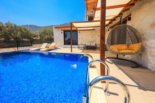 Kaş Sısla’da korunaklı havuzlu Villa Onur teras alanı