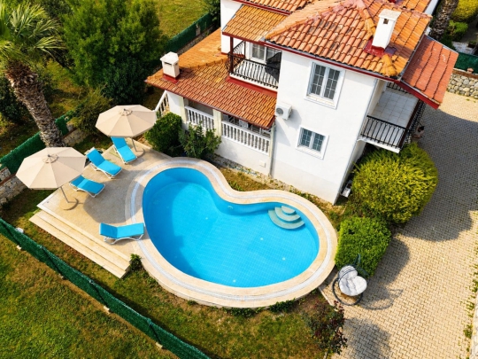 Villa Kavak kuş bakışı özel havuz ve bahçe görünümü – Fethiye kiralık villa