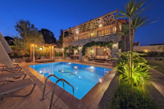 Fethiye Kayaköy’de özel havuz, jakuzi ve şık aydınlatmalarıyla romantik balayı tatilleri için ideal lüks villa.