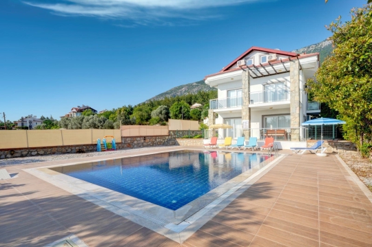 Villa Limon 1 Fethiye Ovacık’ta geniş havuz ve güneşlenme alanı