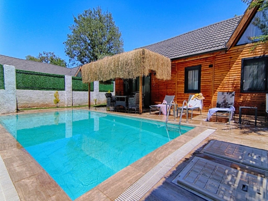 Fethiye Kayaköy'de yer alan Dream 3 Villa'nın özel yüzme havuzu, güneşlenme alanı ve doğal atmosferiyle huzurlu tatil keyfi.