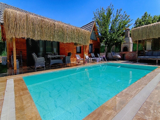 Kayaköy Villa Dream 1'de korunaklı özel havuz, bohem veranda ve ailelere uygun geniş yaşam alanı.