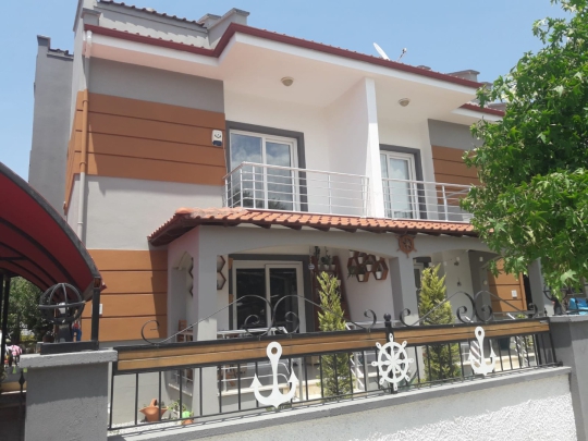 Fethiye Çalış'taki Villa Cozi'nin modern mimarisi ve özel bahçesini gösteren dış cephe görünümü.