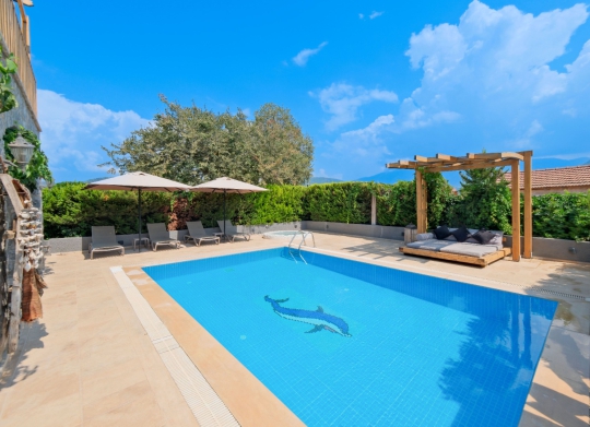 Villa Shila 2 havuz ve güneşlenme alanı – Fethiye Kayaköy’de aileler, arkadaş grupları ve balayı çiftleri için özel havuzlu villa.