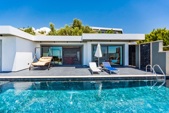 Villa Valen Kalkan Üzümlü geniş havuz terası ve şezlong alanı