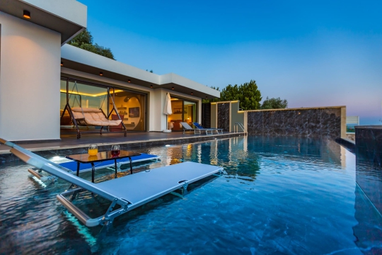 Villa Valen Kalkan Üzümlü gece aydınlatmalı havuz ve villa manzarası