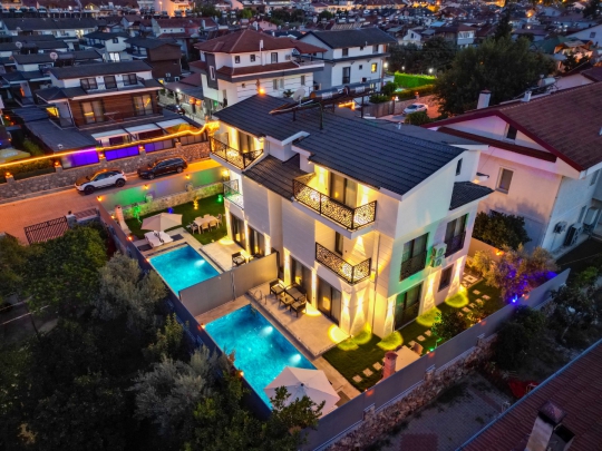 Villa Linda 1'in drone çekiminden özel havuzu ve modern mimarisi.