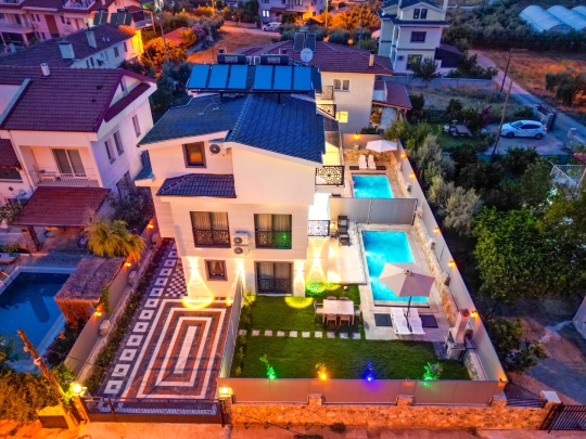 Fethiye Villa Linda 2'nin drone çekiminden özel havuzu ve lüks mimarisi.