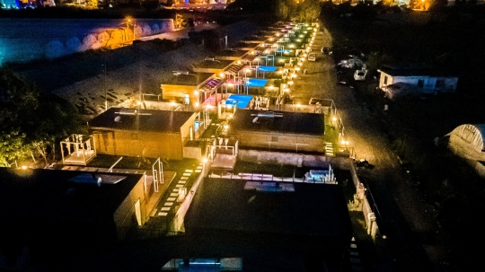 Notis 1 Bungalov'un gece çekiminde marina ve çevre manzarasını gösteren etkileyici drone görüntüsü.