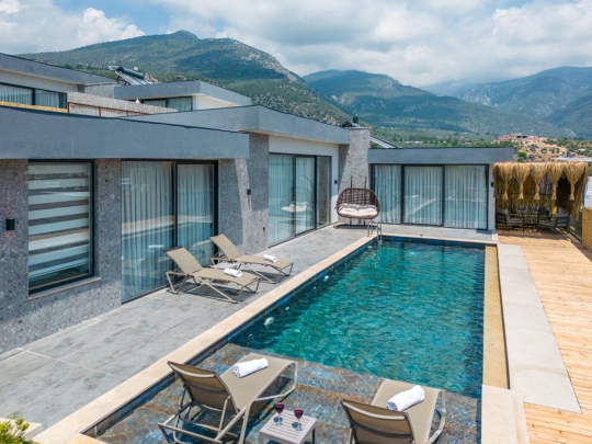 Villa Can Luxury Kalkan Çayköy'de özel havuzu, modern tasarımı ve korunaklı bahçesiyle konforlu villa konaklaması.