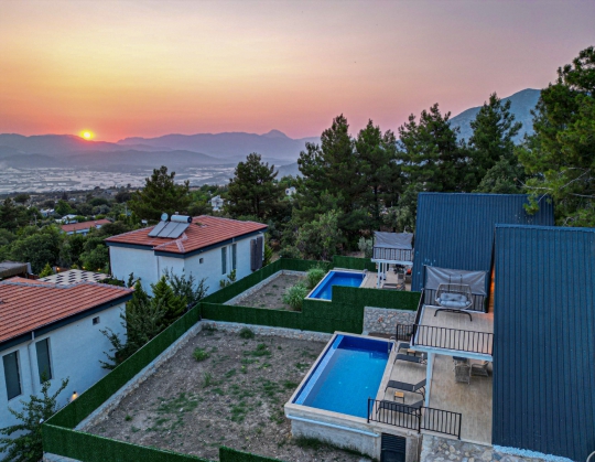Villa Mino'nun gün batımı manzarasına hâkim konumu ve özel yüzme havuzuyla unutulmaz Kalkan tatili sunan dış alanı.