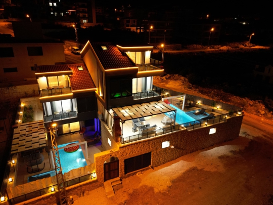 Villa Lacivert 2’nin gece görünümü, özel havuzu ve modern dış tasarımıyla dikkat çeken lüks villa konsepti.