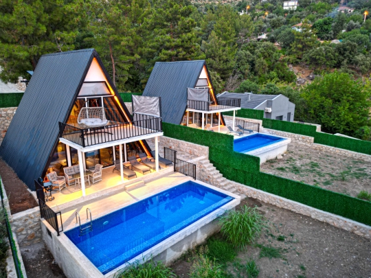 Kalkan Üzümlü'de yan yana konumlanan Villa Mino ve Villa Mino Duo'nun özel havuzlu modern bungalov konsepti.