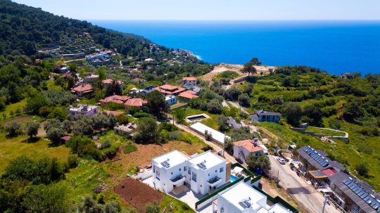 Faralya’da doğa ve deniz manzarasına sahip lüks kiralık villa havuz terası