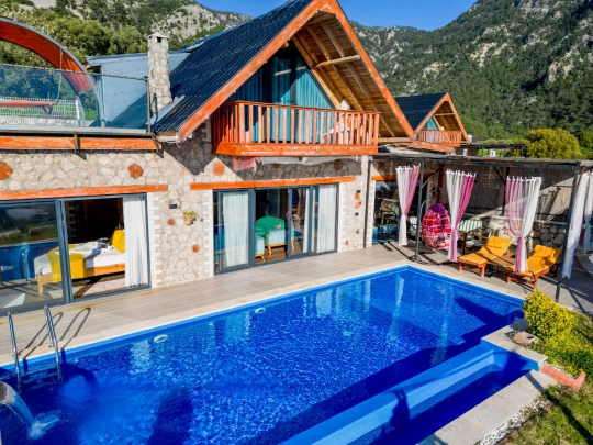 Villa Sunset Faralya’da özel yüzme havuzlu ve deniz manzaralı villa dış alan