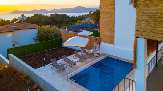Faralya’da doğa ve deniz manzarasına sahip lüks kiralık villa havuz terası