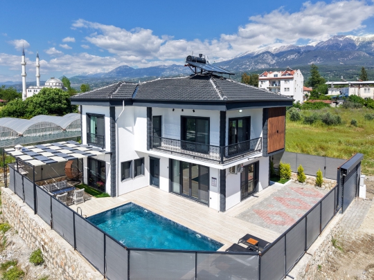 Tam korunaklı yapısıyla öne çıkan Villa Gökalp, geniş bahçesi ve özel havuz alanıyla Fethiye’de huzurlu ve lüks villa tatili arayan misafirler için ideal bir seçenektir.