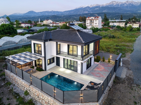 Doğa manzarası eşliğinde konumlanan Villa Gökalp, muhafazakar konsepti ve özel yaşam alanlarıyla Fethiye Kadıköy’de ayrıcalıklı bir villa tatili sunar.  5. Fotoğraf