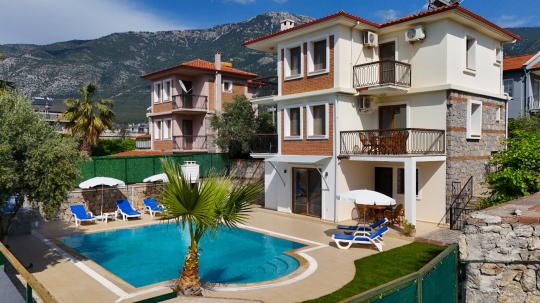 Fethiye Ovacık’ta yer alan Villa Öğüt’ün geniş bahçesi ve özel havuz alanı