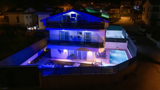 Villa Doğan 1 Fethiye Seydikemer Gerişburnu geniş bahçeli havuz başı oturma alanı