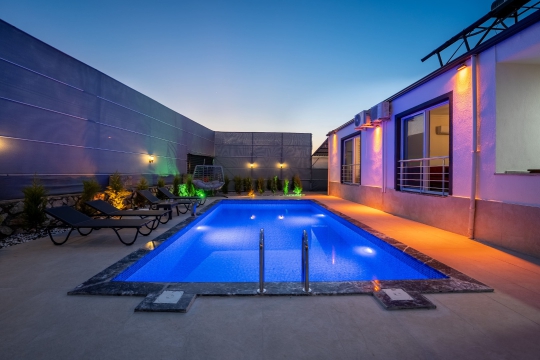 Villa Nara Fethiye Çalıca geniş havuz ve şezlong alanı