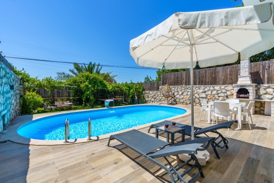 Şezlong alanları ve korunaklı havuzuyla dikkat çeken Villa Serter 1. Balayı çiftleri ve çekirdek aileler için sakin ve konforlu bir tatil ortamı sunmaktadır.