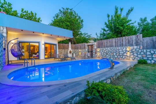 Gündüz manzarasında korunaklı havuzu ve geniş terasıyla öne çıkan Villa Serter 2. Muhafazakar balayı villası konseptiyle hizmet vermektedir.