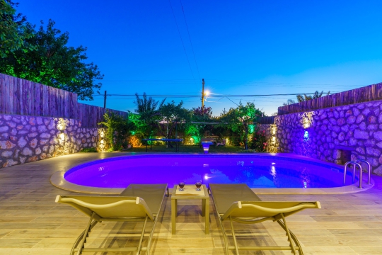 Havuz başında keyifli vakit geçirebileceğiniz oturma alanları ve özel yüzme havuzuyla Villa Serter 2. Doğa içerisinde sakin bir tatil fırsatı sunmaktadır.