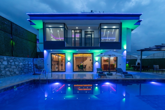 Gece ışıklandırmalarıyla göz kamaştıran Villa Miyas 2, Kalkan Ova’da özel havuzlu kiralık villa arayanlar için ideal tercihtir.