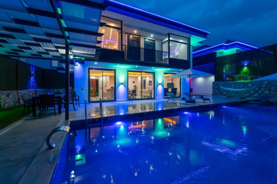gece ışıklandırmalı lüks villa, özel havuz ve şık mimarisiyle göz kamaştırıyor