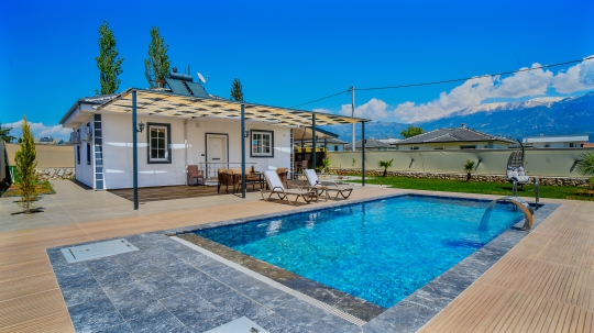 Villa Anıl’ın özel yüzme havuzu ve geniş bahçesi gün boyu güneş alan ferah bir tatil alanı sunar. Muhafazakâr yapısıyla dışarıdan görünmeyen havuz alanı, huzurlu ve gözlerden uzak bir konaklama imkânı sağlar