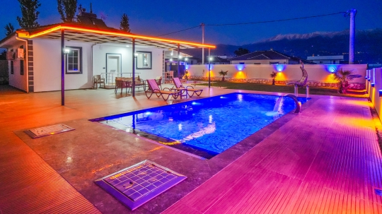 Villa Anıl’ın akşam aydınlatmalı özel havuzu, keyifli yaz geceleri için eşsiz bir atmosfer oluşturur.
