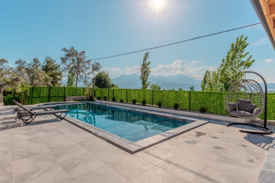 Muhafazakar konseptiyle öne çıkan Villa Zeytin Dalı, dışarıdan görünmeyen havuz alanıyla ayrıcalıklı bir tatil sunmaktadır.